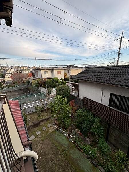バルコニーからの見晴らしが広がっています。周囲には落ち着いた住宅街の景色が望めます。天候によって空模様も楽しめる眺望です。庭の緑がアクセントになっています。遠くまで見渡せるのが特長です。