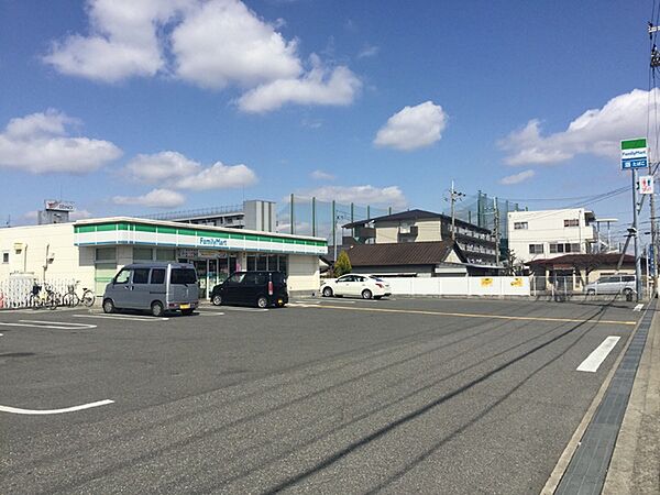 ファミリーマート一津屋三丁目店まで490m、食品・日用品・ATM・宅配便など生活に便利なサービスが揃うコンビニ毎日のちょっとした買い物に便利な身近なお店です。