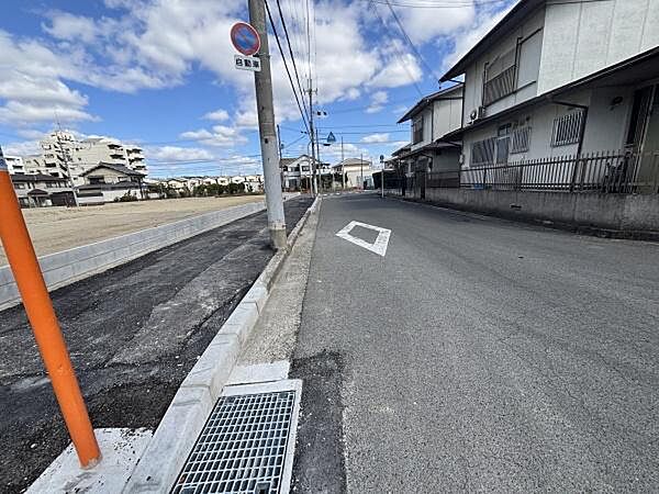 前面道路が広く車の出入りがしやすい環境です。歩道部分と車道がしっかり分かれており安心です。周囲は住宅が整然と建ち並び落ち着いた雰囲気が感じられます。電柱や道路標識も整備されており住環境が整っています