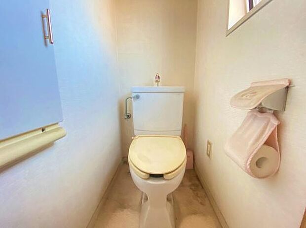 落ち着いた内装のスッキリとしたトイレです。お手入れやお掃除が、簡単にできるシンプルなデザインのトイレです。