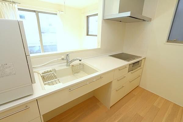 明るい日差しが差し込むキッチンです。収納スペースが豊富なので整理整頓しやすいです。IHコンロと換気扇が備わっておりお手入れも簡単です。清潔感のある内装が印象的です。