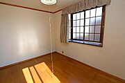 ゆったりとした空間で落ち着いた雰囲気の洋室です。大きな窓から自然光が差し込み室内を明るく彩ります。