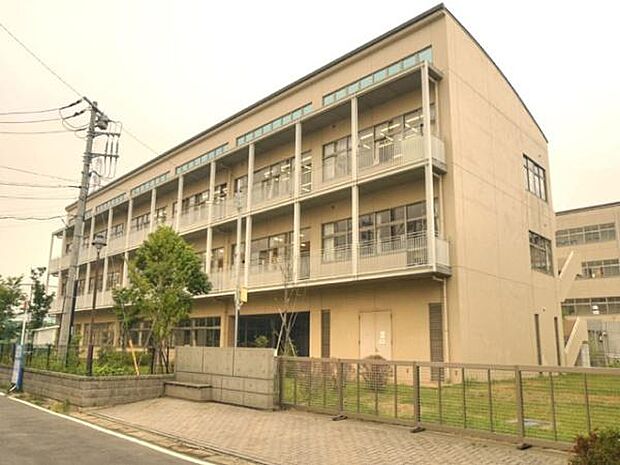 草加市立氷川小学校まで583m