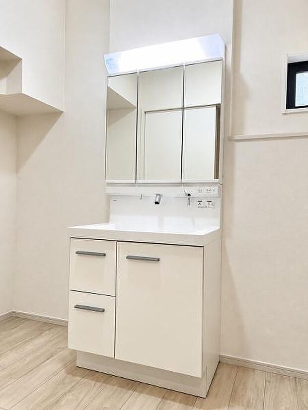 こちらの写真は明るさの調整を行っております。実際とは異なる場合があります。