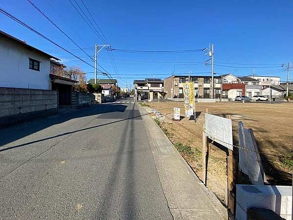 バス停まで徒歩1分！通勤、通学にも便利。