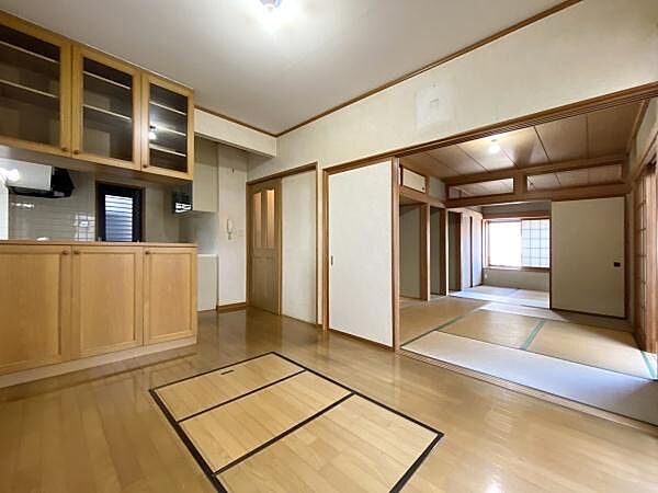 隣室の和室2部屋を開け放てば20帖超。