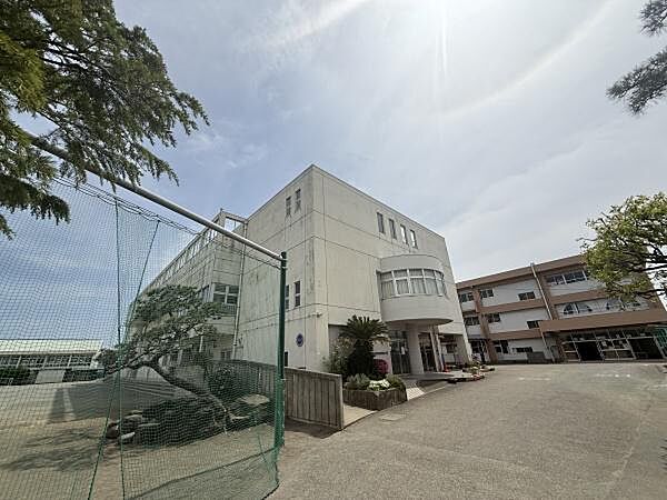 茅ヶ崎市立松浪小学校まで560m