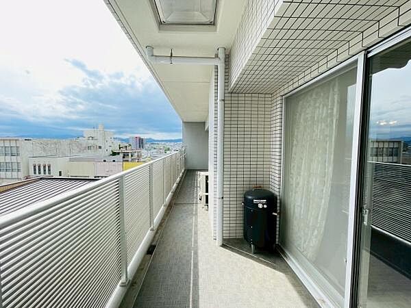 バルコニーになります♪物干しもございます♪
