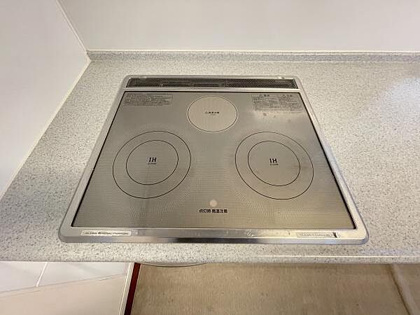 IHコンロは掃除がしやすいです♪3口ありますので様々な用途でお使いいただけます♪