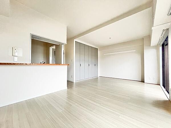 約14畳のリビングルーム。陽当りが良く、家族の団らんタイムに最適な空間です。
