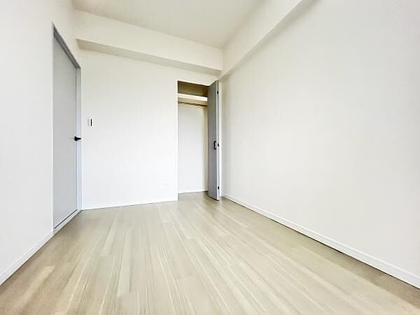 窓からは明るい光が差し込み、快適な時間を過ごすことが出来ます。
