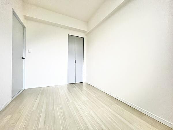 白基調のシンプルな洋室。どんな家具でも馴染みます。