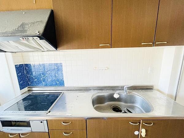 ステンレス素材の汚れの染み込みにくさ、IHコンロの掃除のしやすさは大変便利！壁付けキッチン特有の『見える』デメリットも、掃除のしやすさで効率よく使えるのがポイントです！