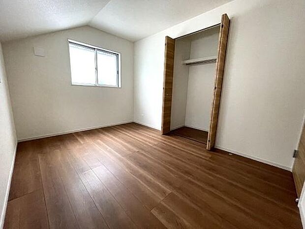 2階洋室は全室6帖以上のゆとりある間取り！お子様が成長されて個室が必要になったときに十分なスペースのあるお部屋を用意できます。