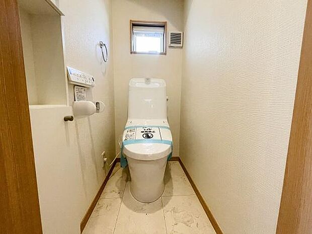 汚れが目立つと倦厭されがちな白、でも、目立つからこそ、いつもきれいに保てるメリットも。お掃除も簡単だからいつも清潔に保てるウォシュレット機能付トイレを装備。便利な壁面収納もうれしいポイントに。