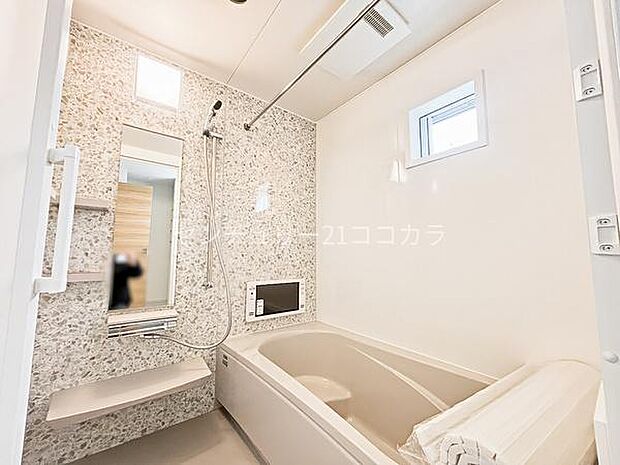 マルチステップ仕様のバスルームはお子様との入浴にも使いやすい！親子で思い切り汗をかいた後は一緒にお風呂へ。浴室乾燥機付きで梅雨の時期のお洗濯やカビ防止にも役立ちます。