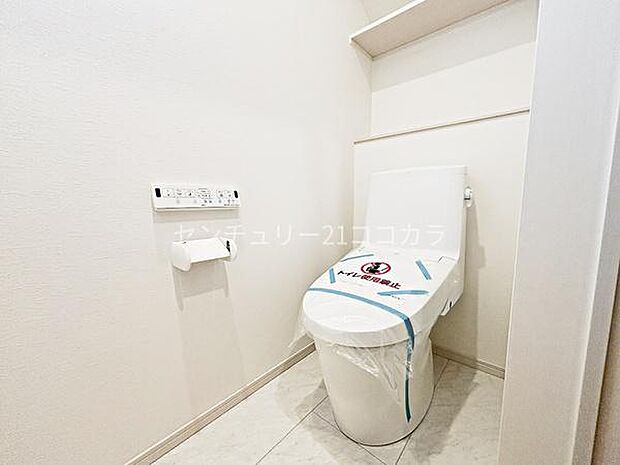 使い心地の良いウォシュレット機能付トイレ！白を基調とした清潔感のあるトイレ空間です。便利な収納棚があり、スッキリと使うことができます。
