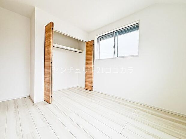 白を基調とし、木のぬくもりも感じられる洗練された印象の洋室。どんな家具もよく映えるので、お好みに合わせた自由なインテリアを楽しめます。