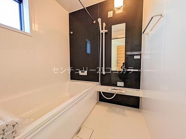 白を基調とし、清潔感のあるバスルーム。空気の入れ替えにじゅうぶんな窓があるので換気も良好！浴室乾燥機付きで梅雨の時期のお洗濯やカビ防止にも役立ちます。