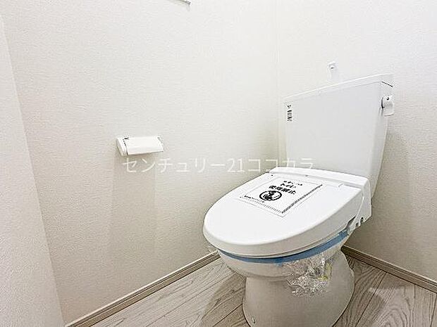 使い心地の良いウォシュレット機能付トイレ！白を基調とした清潔感のあるトイレ空間です。