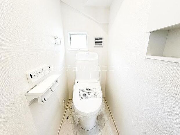 使い心地の良いウォシュレット機能付トイレ！トイレは各階にあるので、忙しい朝も安心！1階トイレには窓があるので換気もでき、清潔な空間を保つことができます。