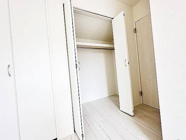 2階洋室8帖クローゼット　大容量のクローゼットは収納もできるのでお部屋も広くスッキリ片付きます。