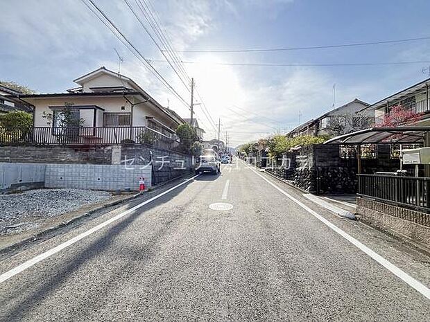 周辺は緑豊かで閑静な住宅地の落ち着いた街並みです。