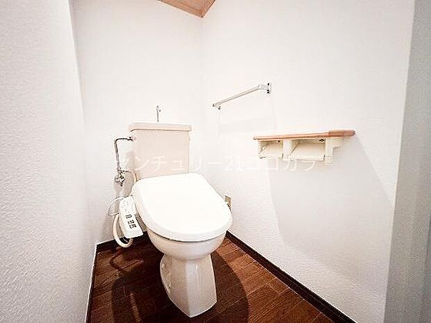 使い心地の良いウォシュレット機能付トイレ！落ち着いた雰囲気のトイレ空間です。
