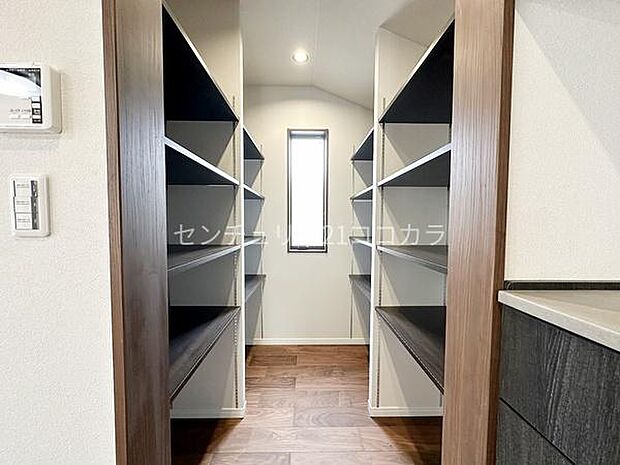 キッチンとなりパントリー