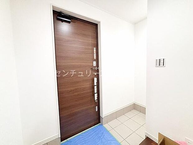 玄関ゆとりある広さを確保した玄関スペースです!ベビーカーの出し入れや、お子様の靴の脱ぎ履きもスムーズに行えるのが嬉しいポイントです。