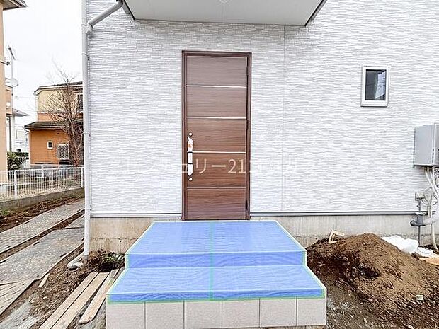 玄関ドア温かみのある木目調のデザインが、住まい全体を優しい印象にしてくれます!ナチュラルな風合いが周囲の緑や街並みとも調和し、毎日帰るのが楽しみになります。