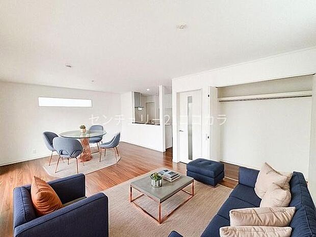 ※画像は実際の写真をもとに家具をCG合成したものです。LDK20.0帖ゆとりあるLDKは、明るい光が差し込む心地よい空間で、お笑顔の絶えない団らんの時間が過ごせます。