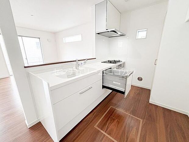 キッチン家族の様子を見守れる対面キッチン!広々としたスペースで、お子様と一緒に料理も楽しめます。