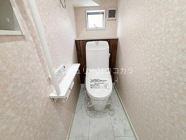 トイレ窓付きのトイレは自然換気がしやすく、明るい光が差し込むので、いつでも爽やかな空間を保てます♪手洗い付きのタンクなので、使用後すぐに手が洗えて衛生的です。