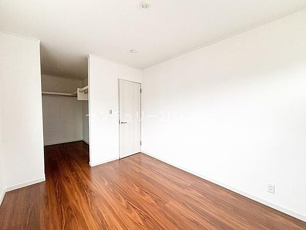 2階洋室6.0帖6帖の広さがある洋室は、お子様部屋にぴったりです!学習机とベッドを置いてもスペースにゆとりがあるため、お友だちを呼んで楽しく遊ぶこともできます。