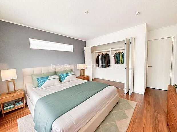 ※画像は実際の写真をもとに家具をCG合成したものです。2階洋室8.5帖2階の8.5帖洋室は、大きなベッドを置いてもゆとりのある主寝室にぴったり!ゆったりと休息や趣味の時間を楽しめます。