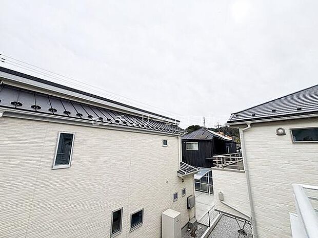 バルコニーからの眺望穏やかな住宅街を見渡せる落ち着いた眺望が魅力です。周辺環境の良さを実感できるこの景色は、日々の暮らしに安らぎを与えてくれます。