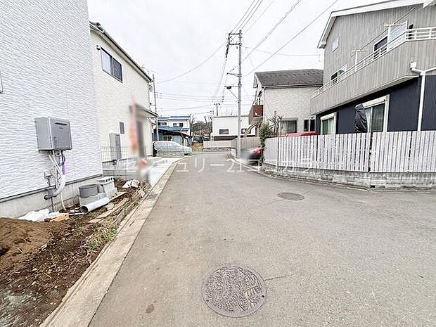 前面道路を含む現地写真周辺は四季の彩りが感じられる緑豊かで閑静な住宅地です。