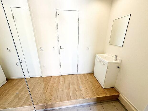 トールタイプの姿見付きでたっぷり収納できます。お出かけ前の身だしなみチェックができます。ご家族が多く靴や小物が多いご家庭では玄関を常にスッキリすることができます。