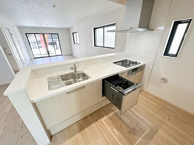 キッチンには便利なビルトイン食洗機を完備！食後は食器洗いを任せて、お子様の入浴など家族の時間を過ごせます。