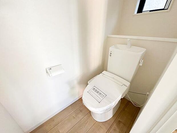 使い心地の良いウォシュレット機能付トイレ！窓から光が入るので明るい室内で換気も良好です。