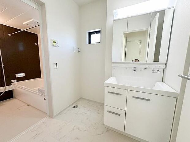 3面鏡シャンプードレッサーの大きな洗面ボウルはホームクリーニングの時にも使いやすい！お掃除がしやすいフラットな鏡を開くと毎日使う化粧品や整髪料などが片付く収納付きです。