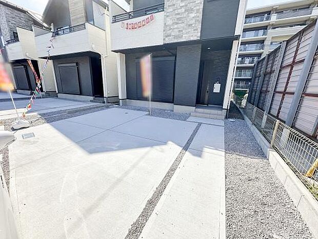 カースペースは2台駐車可能です。並列駐車なので車の出し入れがスムーズ！前面道路の幅が約6mと広いので運転の苦手な方でも安心です。