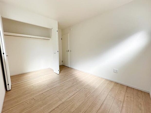 心地よい光と風があふれる2階の洋室は全室2面採光。風通し・日当りともに良好で心地よい住まいを実現。明るい居住空間は毎日の暮らしに満足をプラスします。