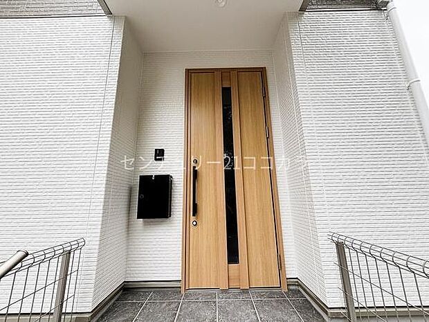 木のぬくもりを感じられるデザインの玄関ドア。帰宅時にほっと一安心できる玄関です。