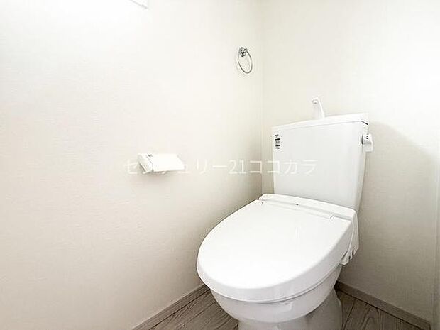 リビングと離れたトイレで、来客時も音やにおいが気になりにくく、過ごしやすいトイレです。ウォシュレット機能付で衛生的です◎