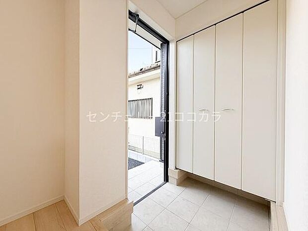 トールタイプのシューズボックスがうれしい玄関♪お気に入りのブーツやお子様の長靴もスッキリと収納できます。全身ミラーを採用しないことで、お掃除の手間が簡単に☆