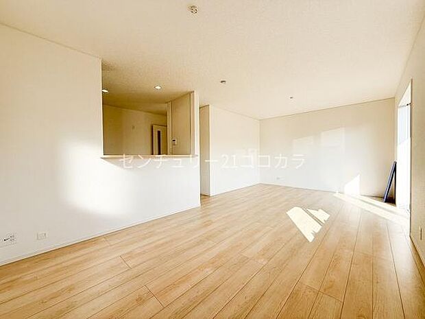 18帖の広々としたLDK！ダイニングスペースとは別で、お子様のお世話スペースも作れる広さが魅力です◎