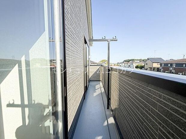 2部屋に面した南面バルコニー☆良好な陽当たりで、お洗濯物がカラッと乾きます。