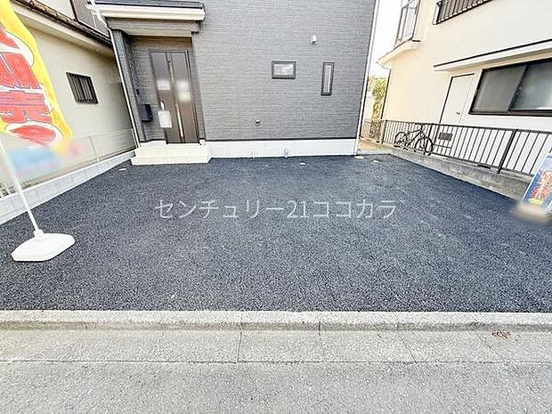 カースペースは並列で2代まで駐車できます◎スペースにゆとりがあるため、他にも自転車やオートバイを置くことも可能です。